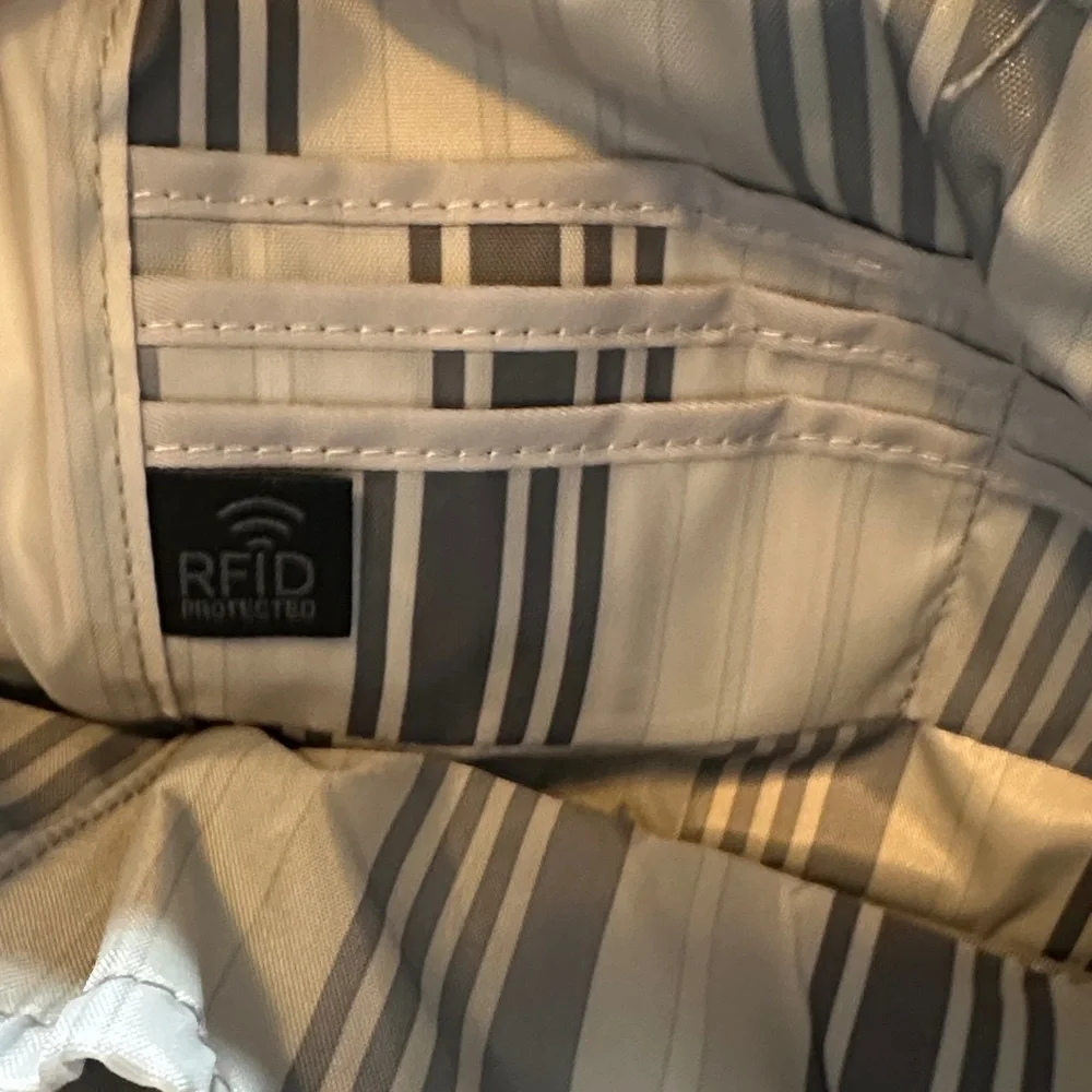 Lug LE Ultra shimmy Women's Light Gray Quilted Crossbody Bag - Picture 8 of 13